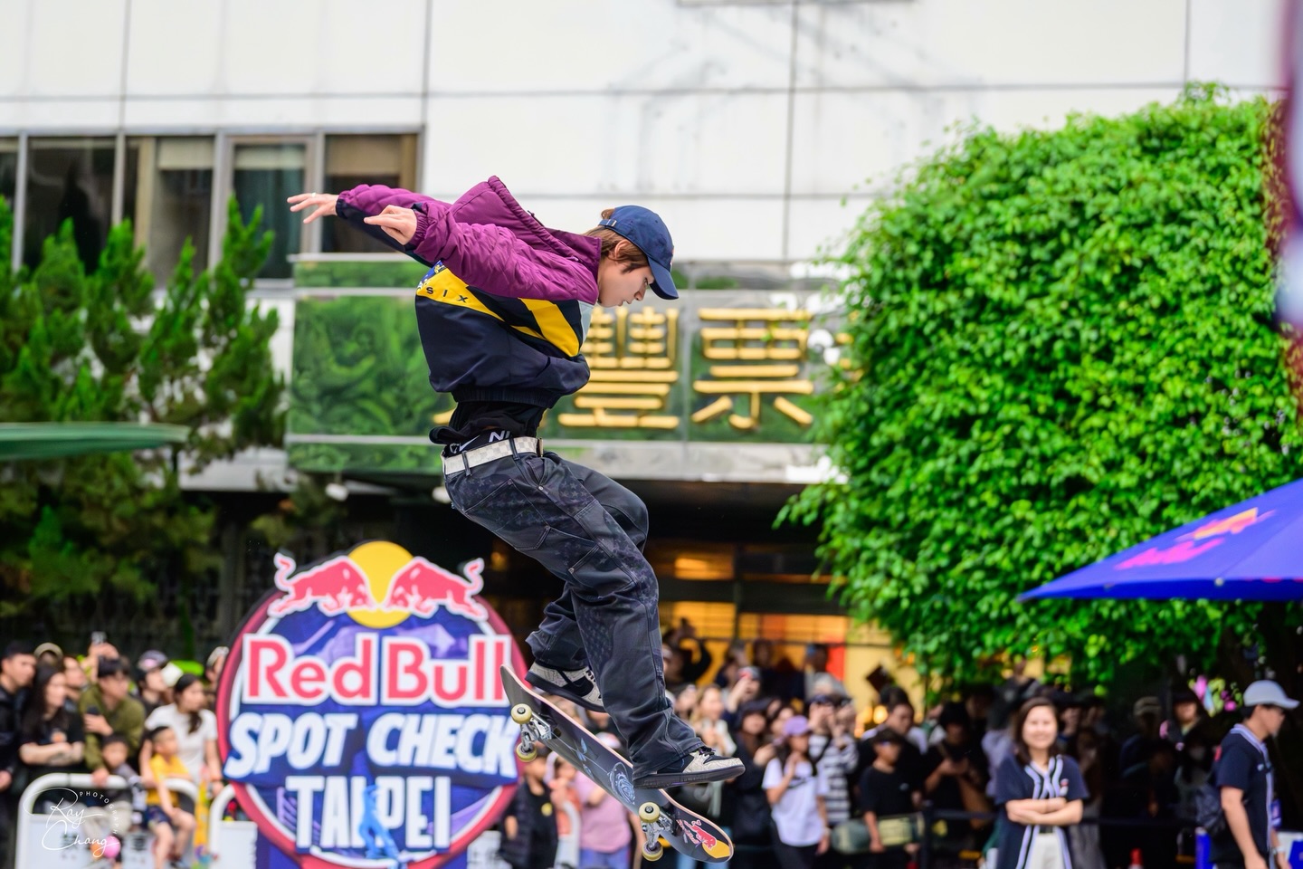 滑板選手在 Red Bull Spot Check Taipei 現場飛越障礙物