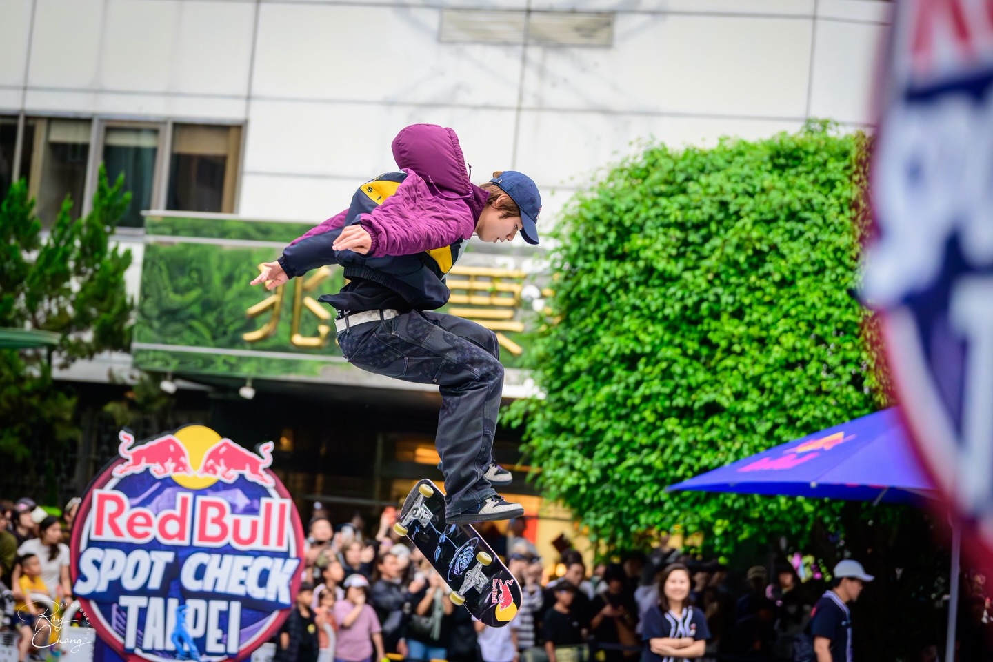滑板選手在 Red Bull Spot Check Taipei 招牌前飛越空中
