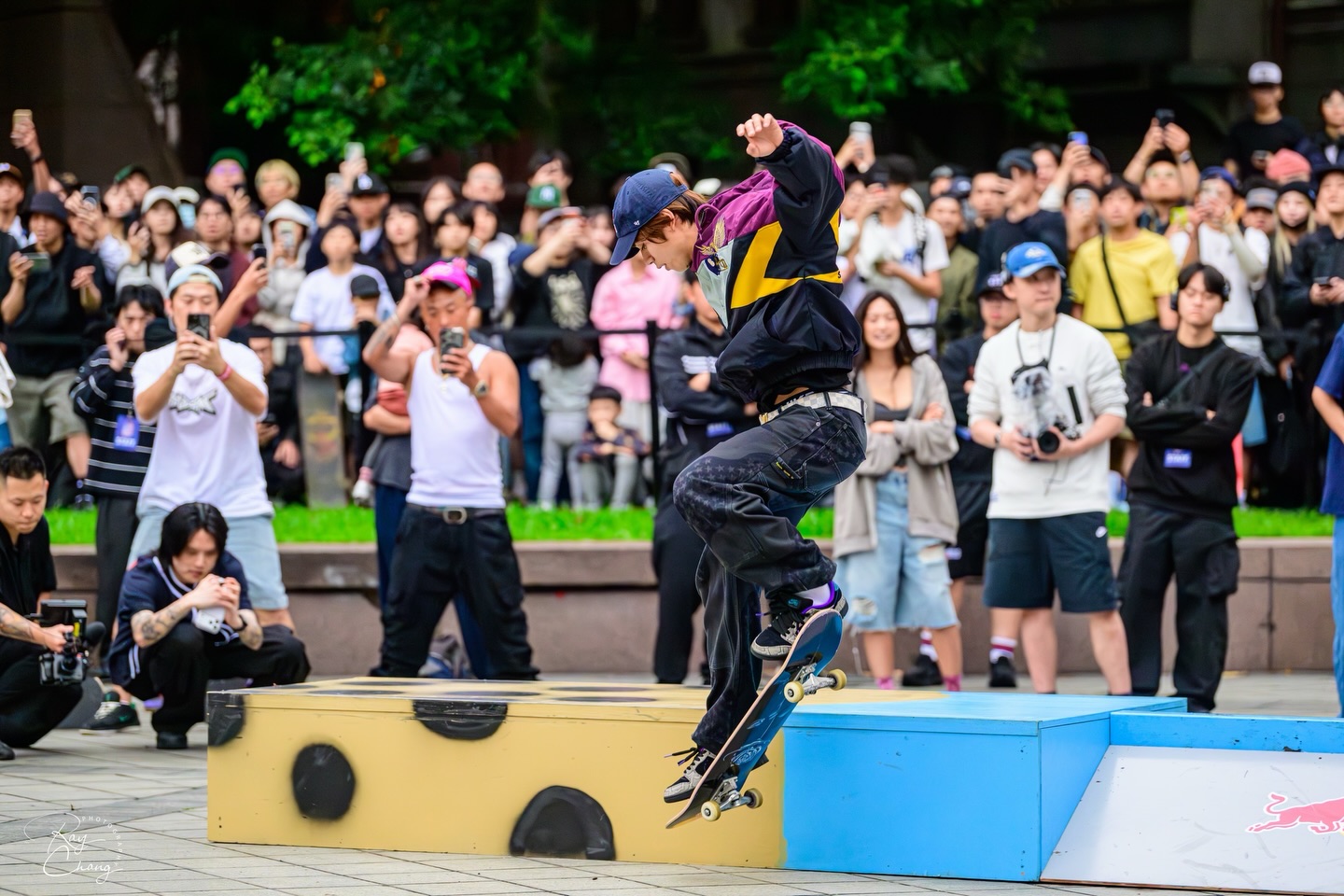滑板選手在 Red Bull Spot Check Taipei 現場越過藍黃色障礙台