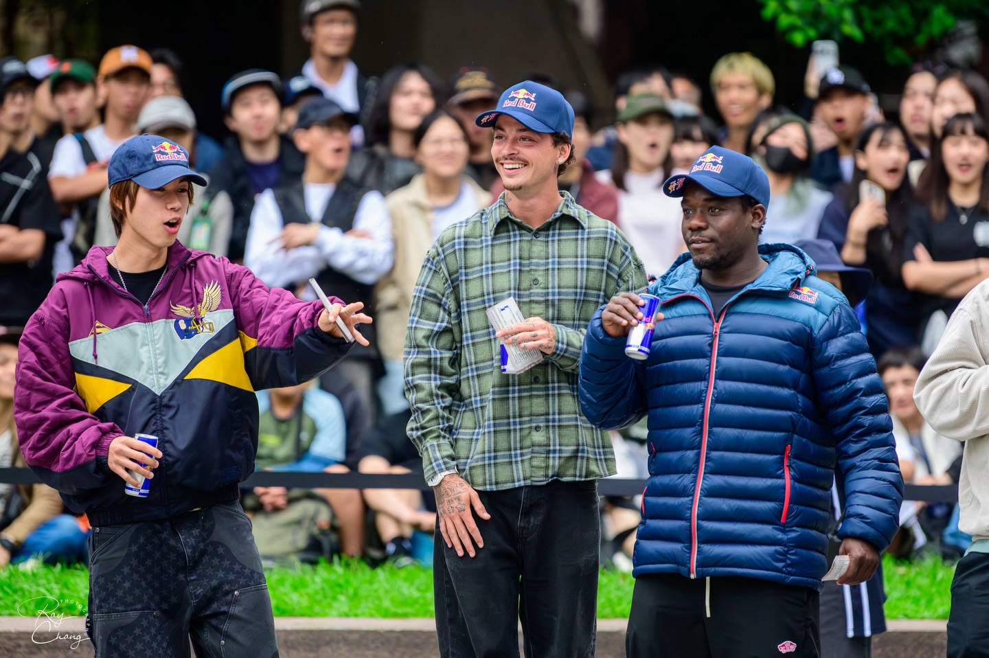 三位滑板選手在 Red Bull Spot Check Taipei 現場與觀眾互動