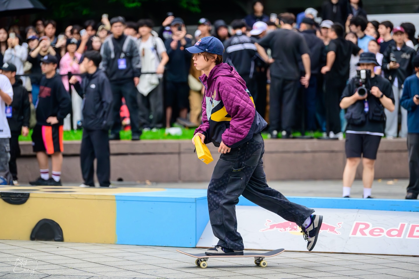 滑板選手手持滑板走過 Red Bull Spot Check Taipei 觀眾席前