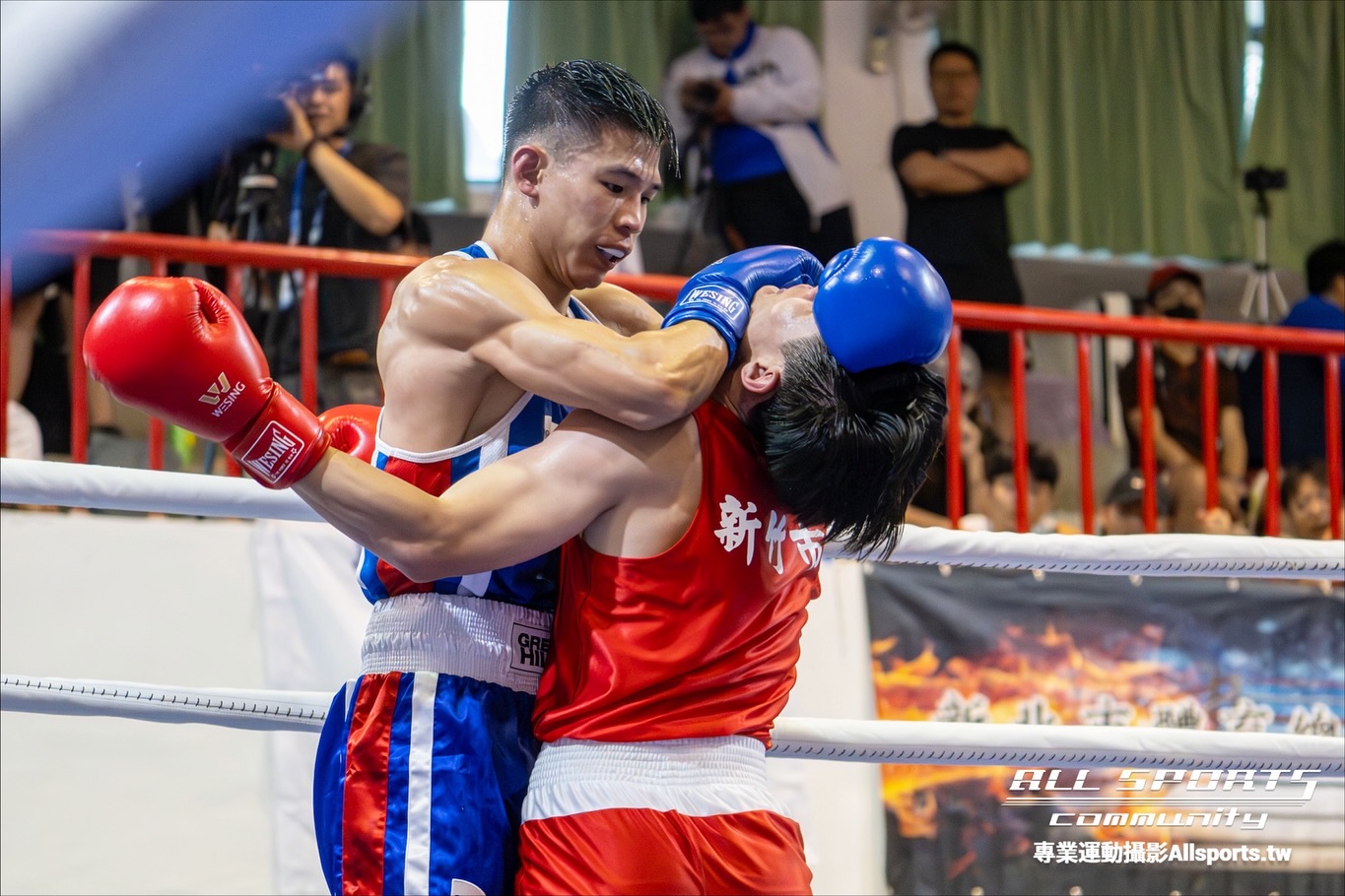 114 年全國運動會拳擊賽中，選手在擂台上攻防交鋒（第 2 張）