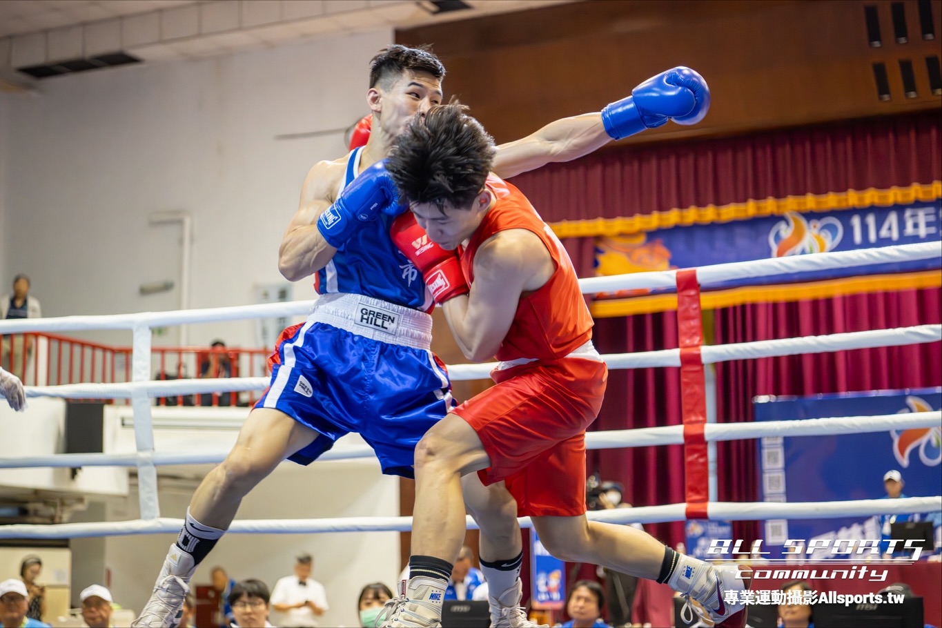 114 年全國運動會拳擊賽中，選手在擂台上攻防交鋒（第 4 張）