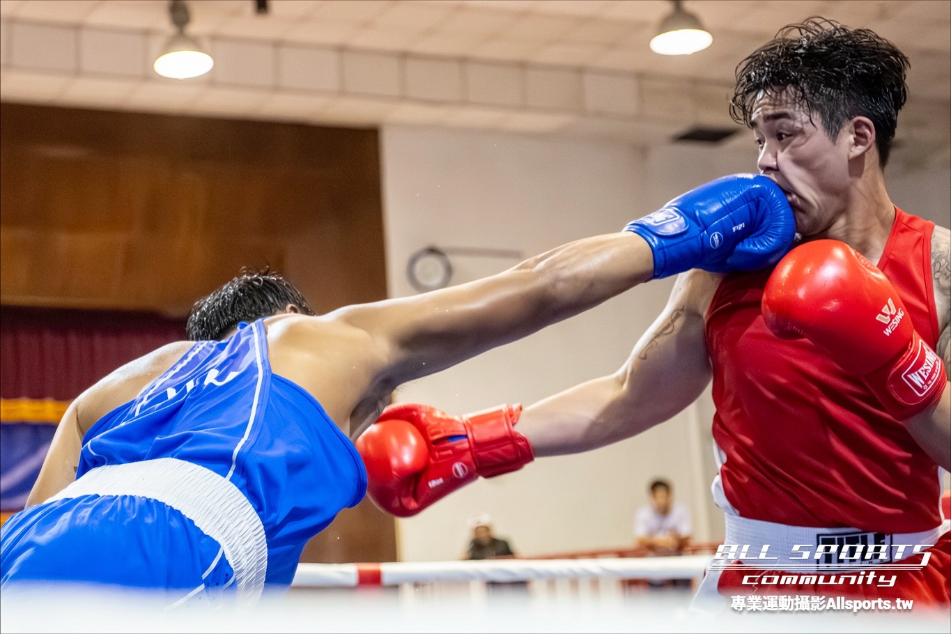 114 年全國運動會拳擊賽中，選手在擂台上攻防交鋒（第 5 張）