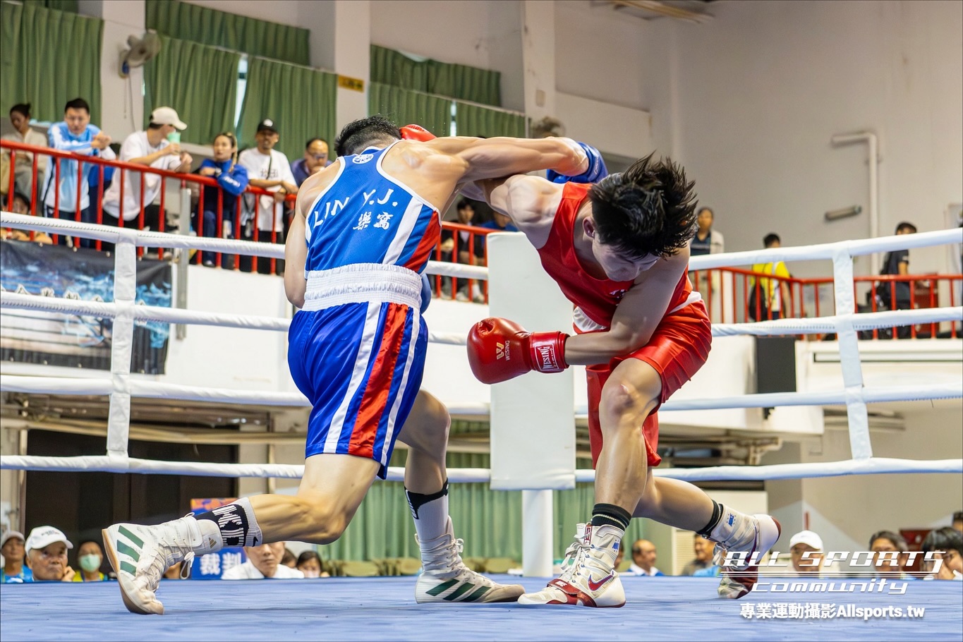 114 年全國運動會拳擊賽中，選手在擂台上攻防交鋒（第 6 張）