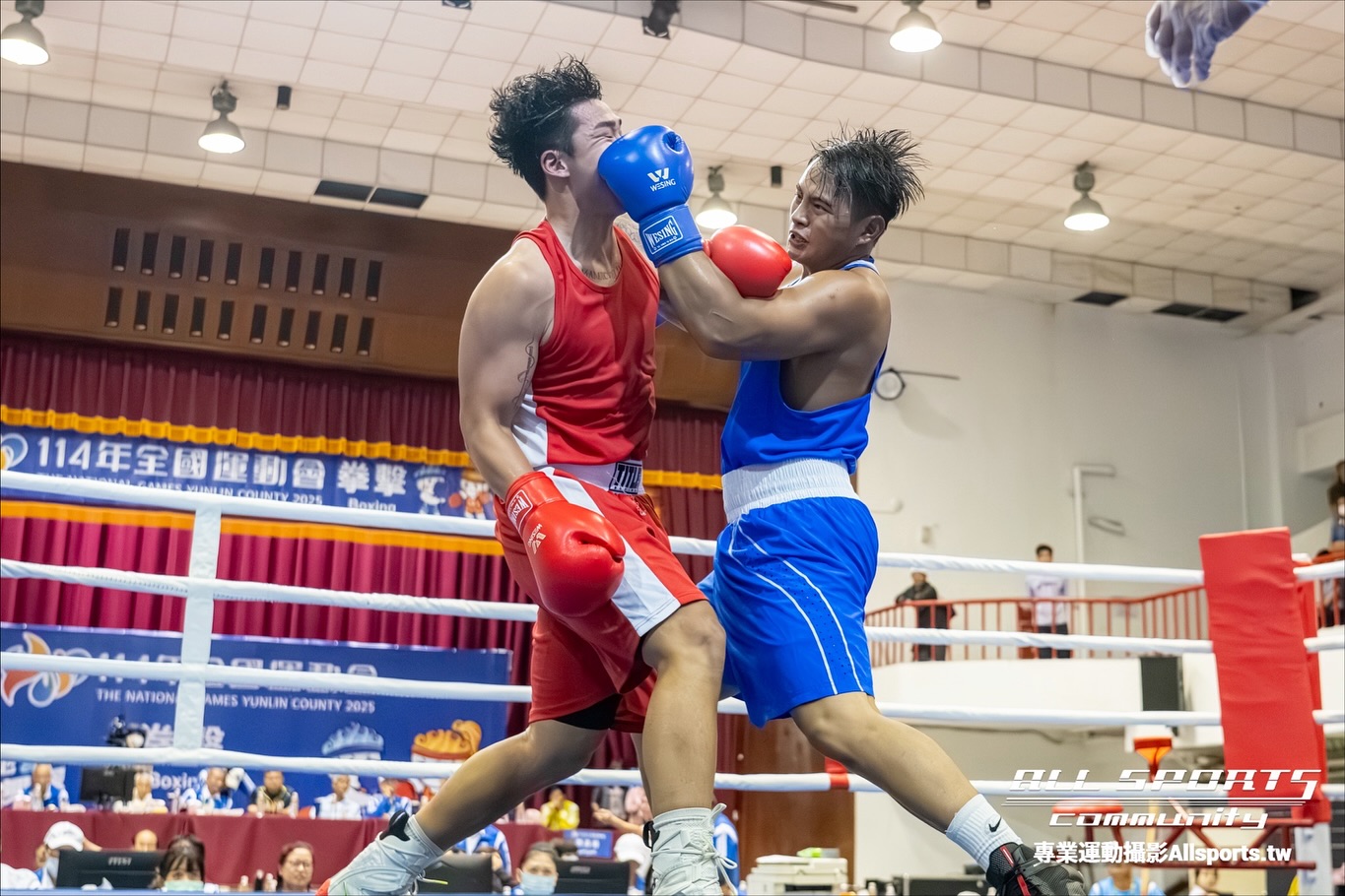 114 年全國運動會拳擊賽中，選手在擂台上攻防交鋒（第 8 張）