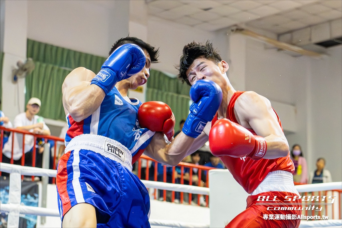 114 年全國運動會拳擊賽中，選手在擂台上攻防交鋒（第 9 張）
