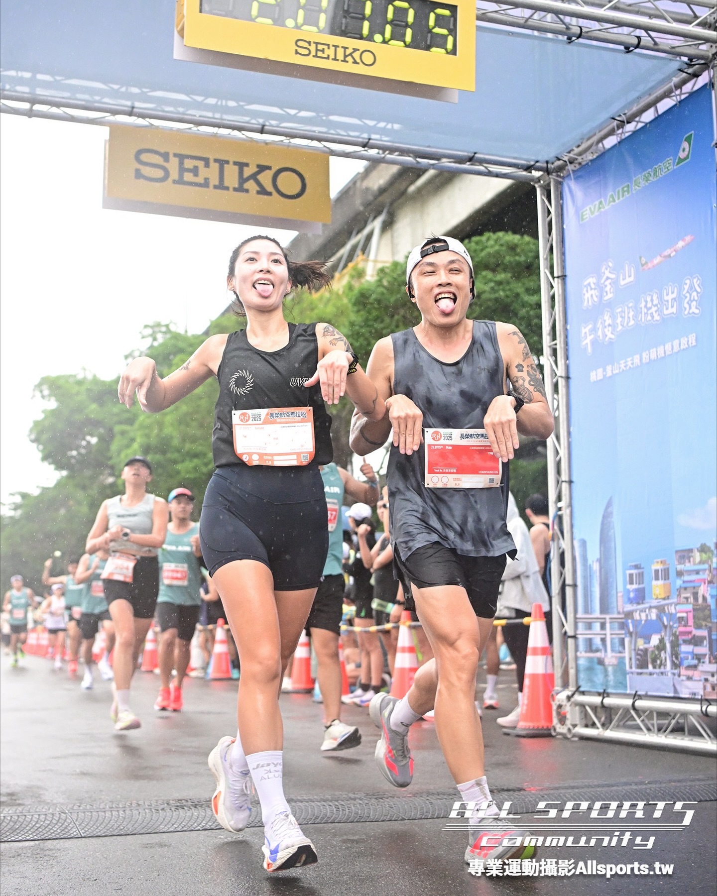 跑者參與 2025 長榮航空城市觀光馬拉松賽事（第 10 張）