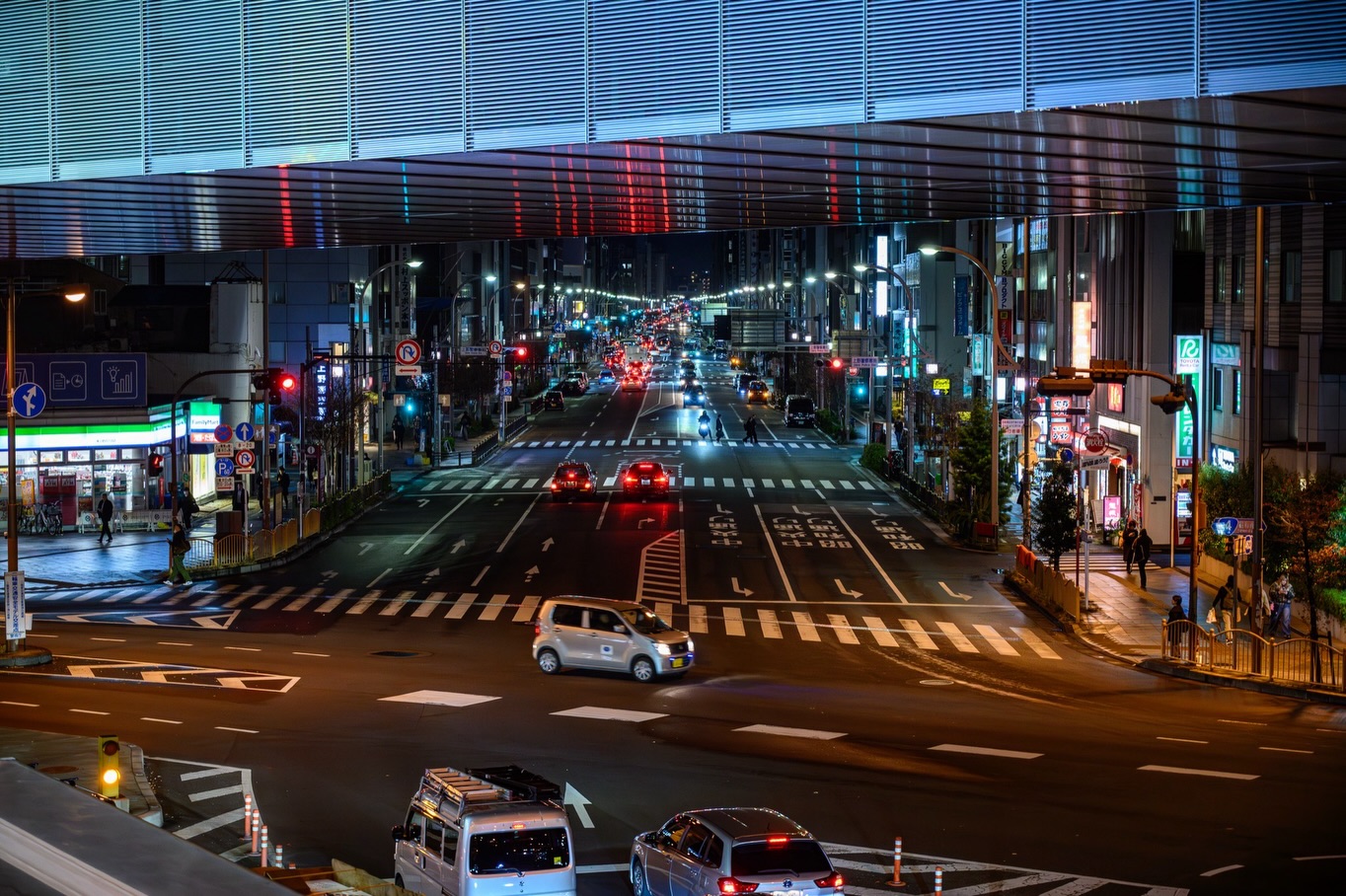 日本旅行途中記錄的東京街景、車站與城市夜色（第 8 張）